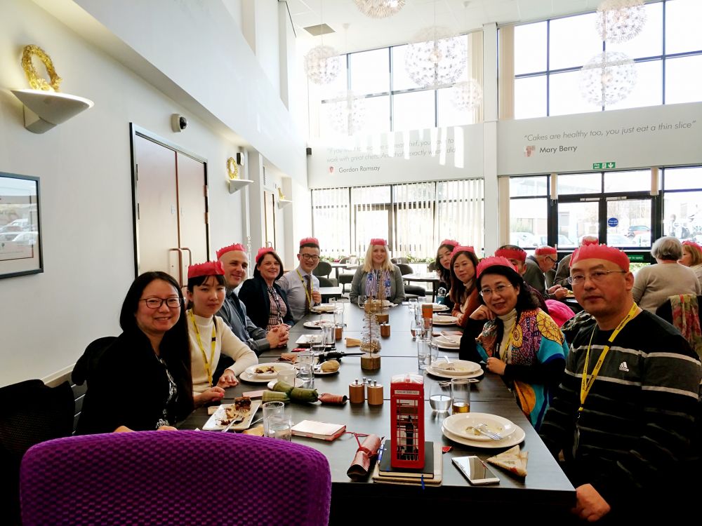 Loughborough College offers Christmas welcome to teachers from China