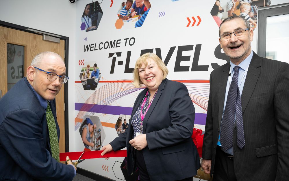 Skills Minister with The Right Honourable Robert Halfon, MP, Jane Hunt MP and Stuart Lindeman in the New T-Level building